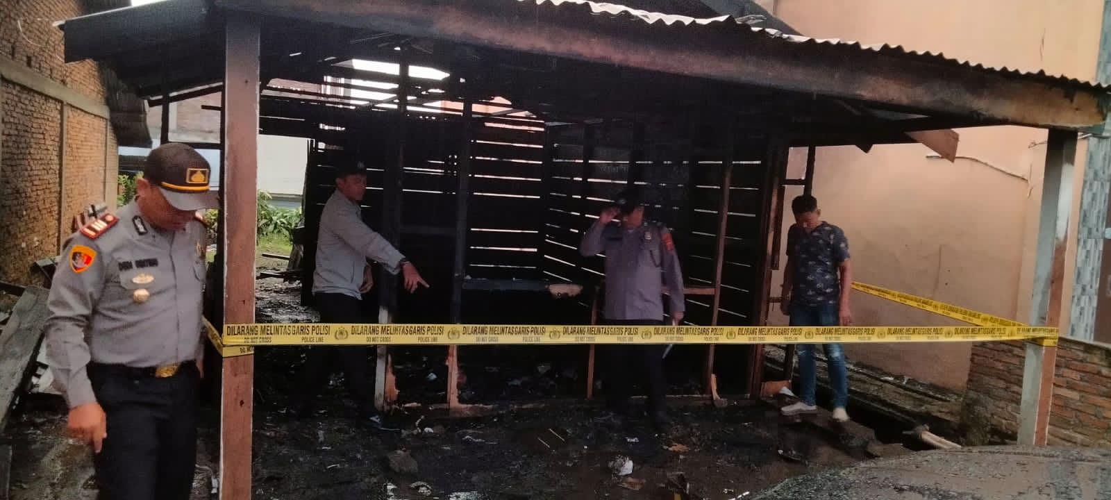 Polsek Simpang Empat Kerahkan Personel Bantu Padamkan Kebakaran di Ndokum Siroga